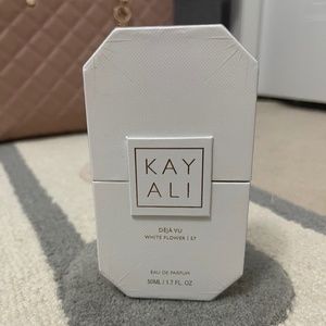 Kayali DejaVu White Flower 57